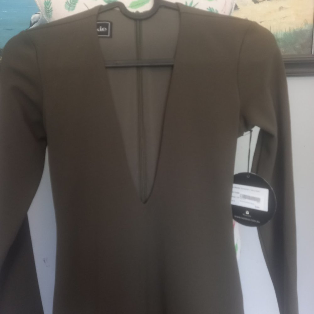 🥳HOST PICK🥳Nookie olive green bombshell plunge v neck body con midi dress (8) - Picture 4 of 9